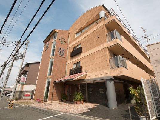 オレンジ色の建物外観