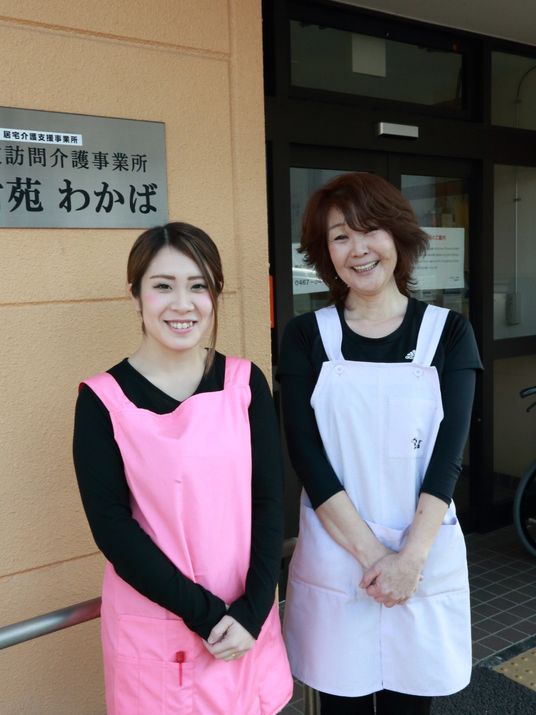 スタッフ二人の笑顔