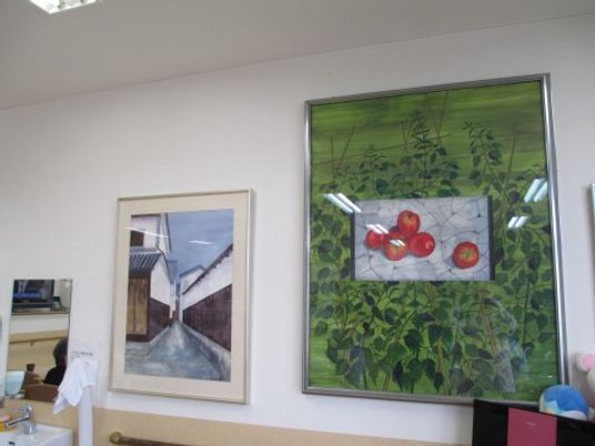 壁に掛けられた絵画２点