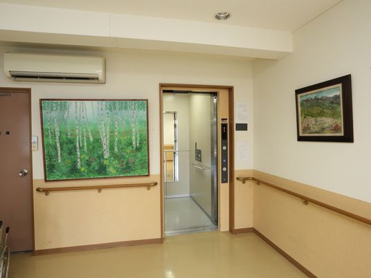 廊下の様子表現画飾る