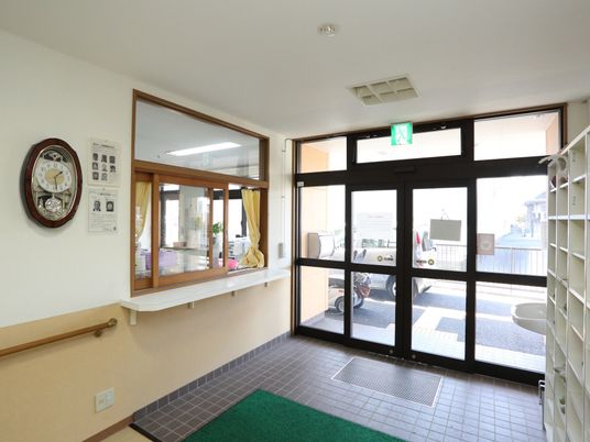 入口付近の明るい廊下