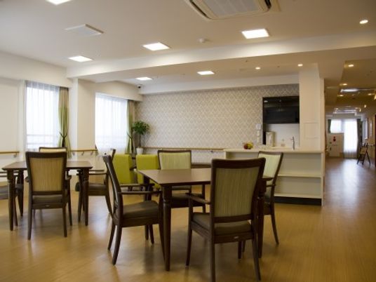 明るい清潔な食堂風景