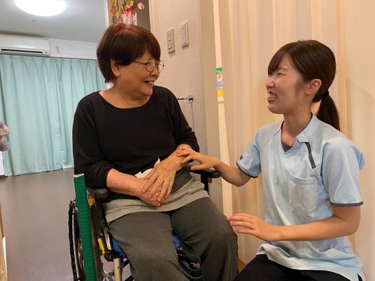 笑顔の利用者とスタッフ