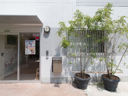 入り口と掲示物の外観