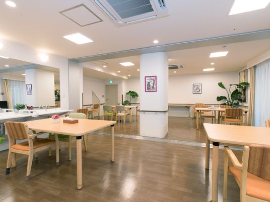 広々とした明るい食堂