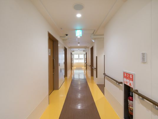 清潔感のある施設の廊下