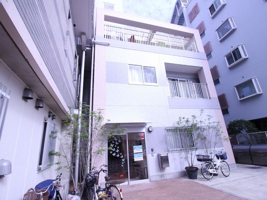 白とベージュの建物外観