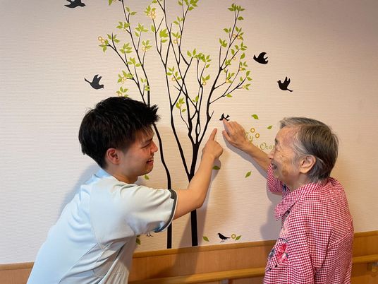 壁画前で笑顔の二人