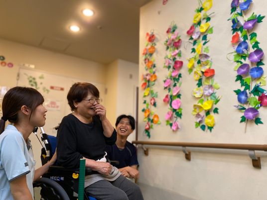 笑顔の人々と壁飾り