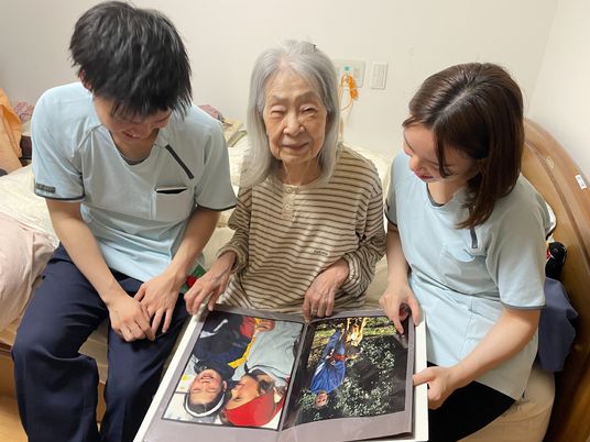 笑顔の高齢者とスタッフ