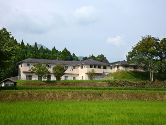 緑に囲まれた施設外観