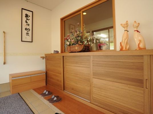 玄関に飾り棚と花