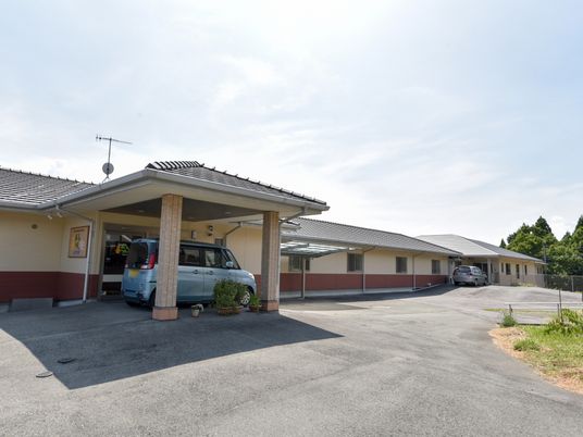 エントランスと駐車場