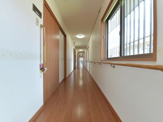 手すり付きの明るい廊下