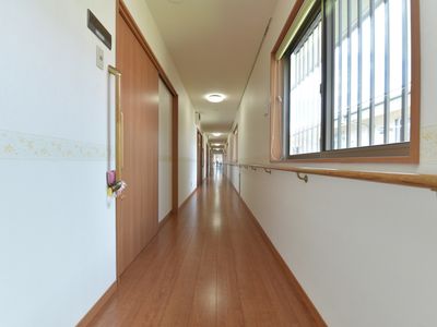 手すり付きの明るい廊下