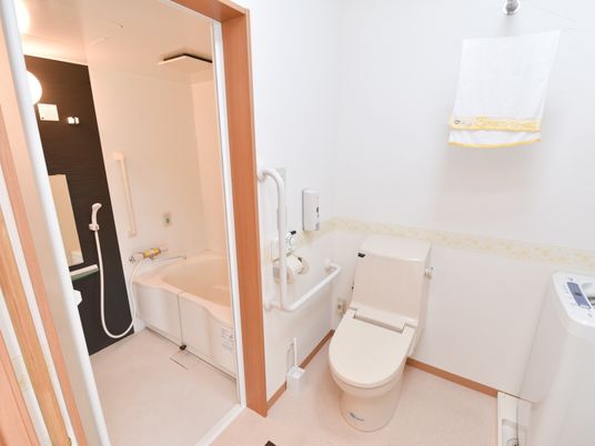 清潔な浴室とトイレ空間