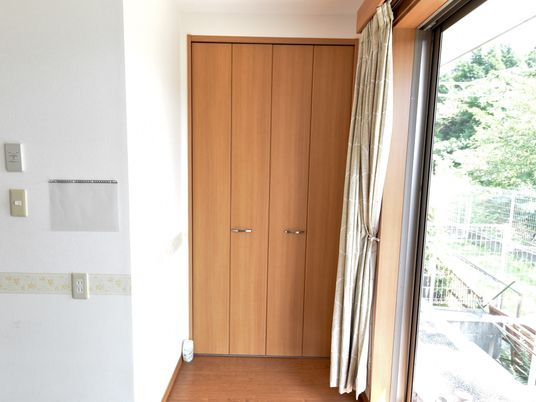 木目調の居室入口