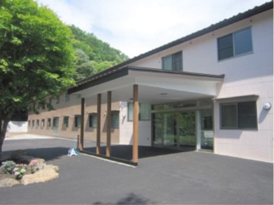 清潔感のある施設のエントランス