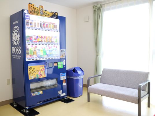 自動販売機とベンチのリビング