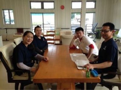 スタッフが会話する様子