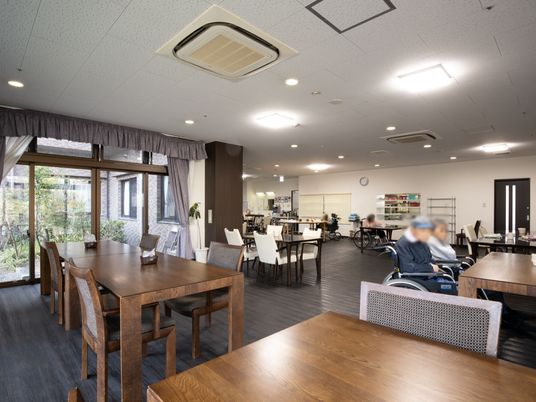 広々した明るい食堂空間