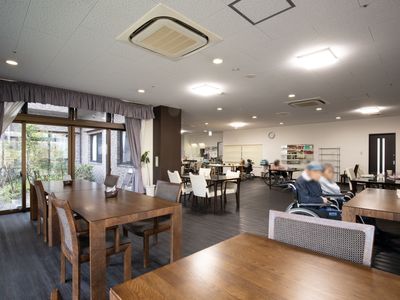 広々した明るい食堂空間