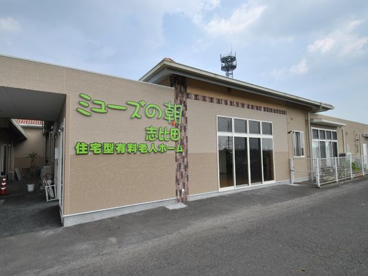 広々としたシンプルな外観