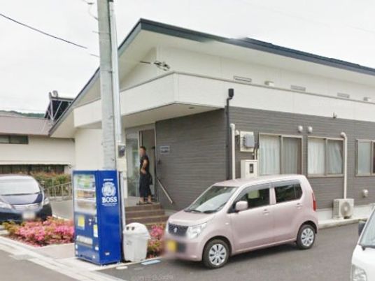 施設前の外観と入り口