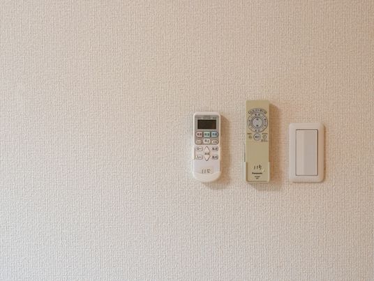 壁に取り付けられたリモコン