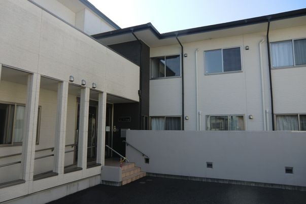 清潔感のある建物エントランス
