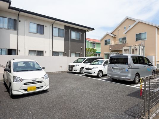 広々とした駐車スペース外観