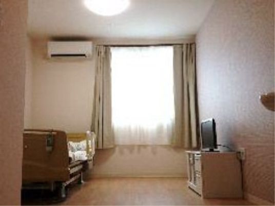 明るい個室の居室
