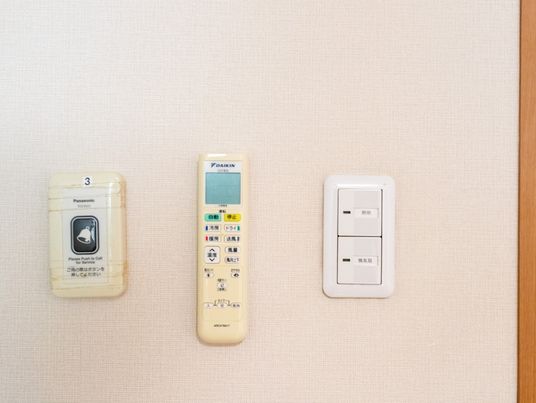 介護施設の壁に取り付けられた機器類