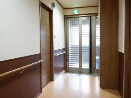 木目調の清潔な廊下