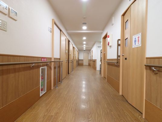 明るい廊下の風景