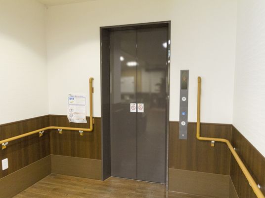  バリアフリー設計のエレベーター  