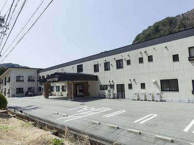 広々とした駐車場の建物