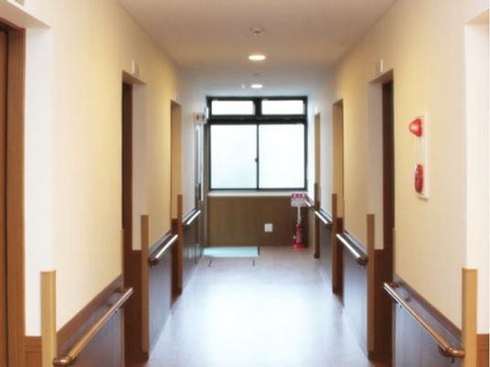 手すり付きの明るい廊下
