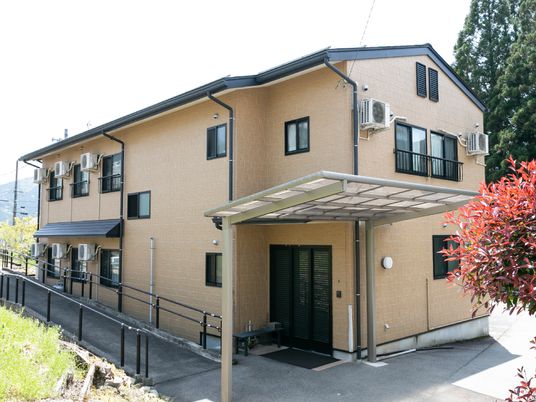 落ち着いた色の建物外観