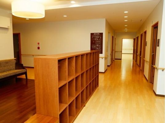 廊下と木製の収納棚