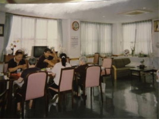 明るい共有ダイニングルーム