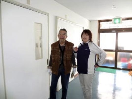 廊下を歩く人々