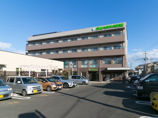 明るい外観の建物