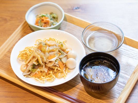 和風の温かい食事セット