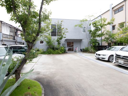 静かな街に佇む建物正面