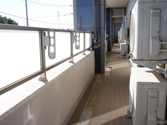日差しが入るバルコニー