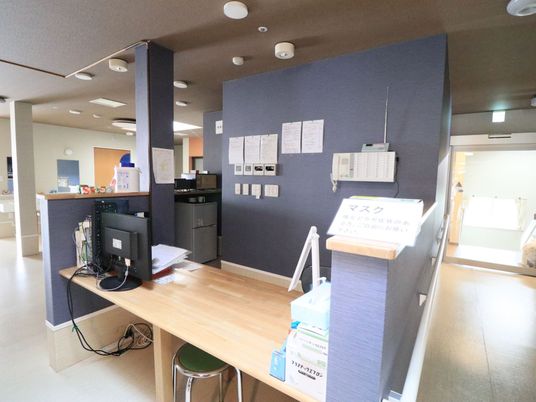 スタッフデスクと掲示物