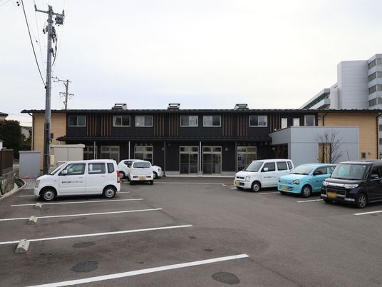黒と白の建物の外観