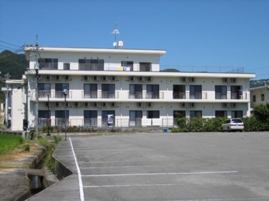 白く広々とした外観