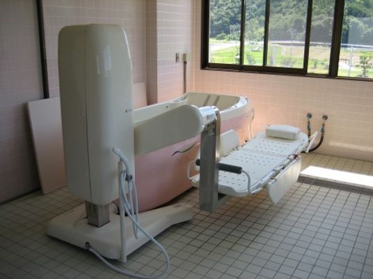 介護用浴槽とシャワーベッド